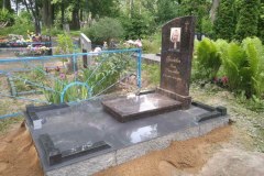 ustanovka-pamyatnika-vertikalnogo-3