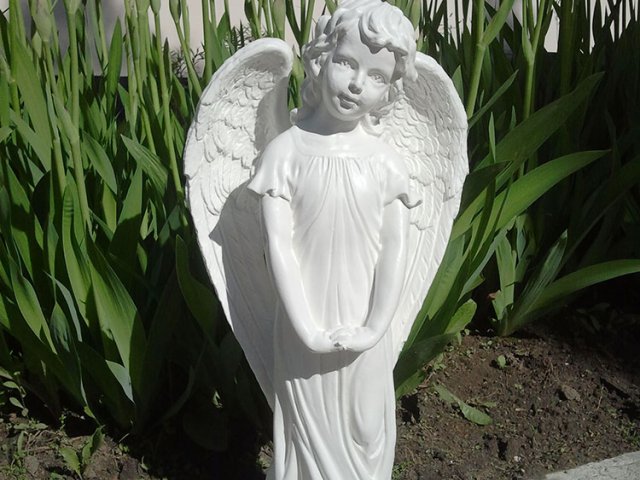 памятник-скульптура ангел